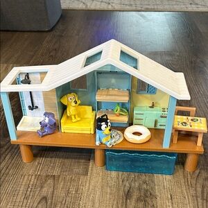 Bluey Pool house with figures and mini pool